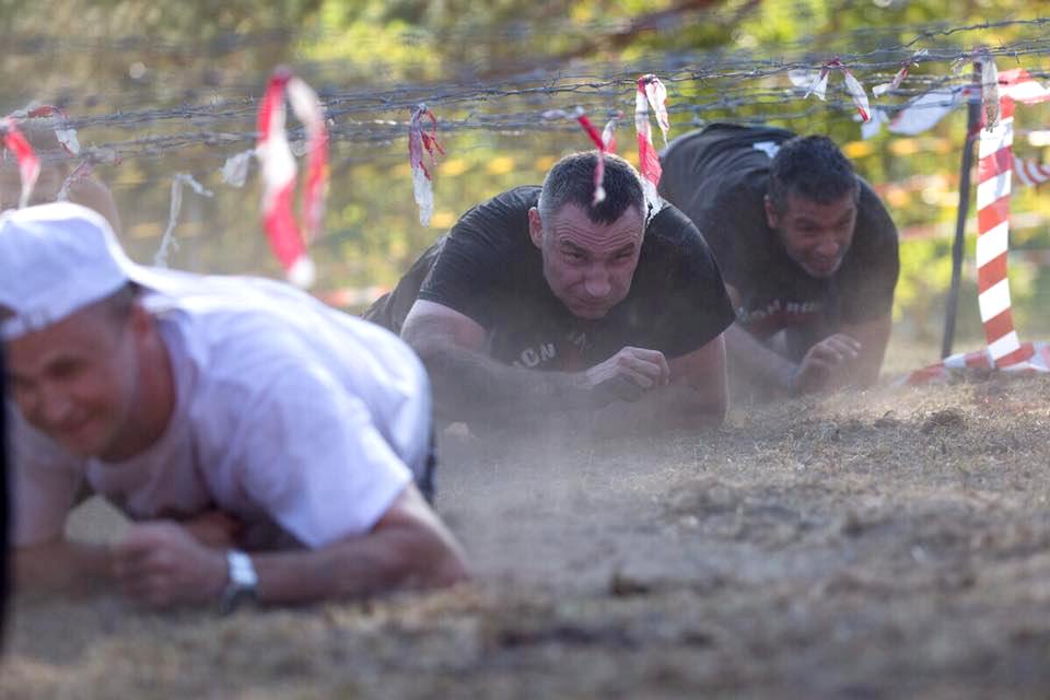 Виталий Кличко одолел несколько километров препятствий из грязи и ледяной воды. Фото