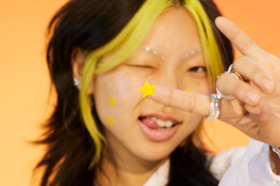 В США создали звездные патчи, которые лечат прыщи. Фото