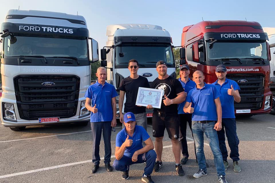 Киевлянин установил рекорд, протянув пять грузовиков. Видео