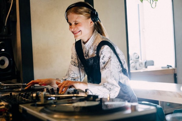 В Киеве состоится бесплатная вечеринка на балконе с известным диджеем Дашей Коломиец