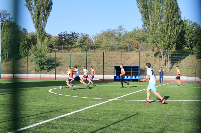 В Соломенском районе открыли современный стадион европейского формата