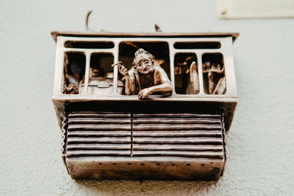 В Киеве открыли скульптуру типичного «царь-балкона» - ФОТО