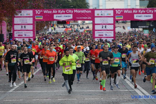 В Киеве наградили победителей юбилейного 10th Wizz Air Kyiv City Marathon