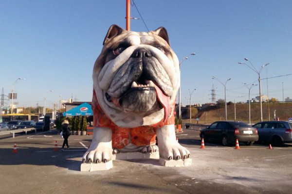 Огромную скульптуру бульдога в Киеве внесли в реестр рекордов Украины. Фото