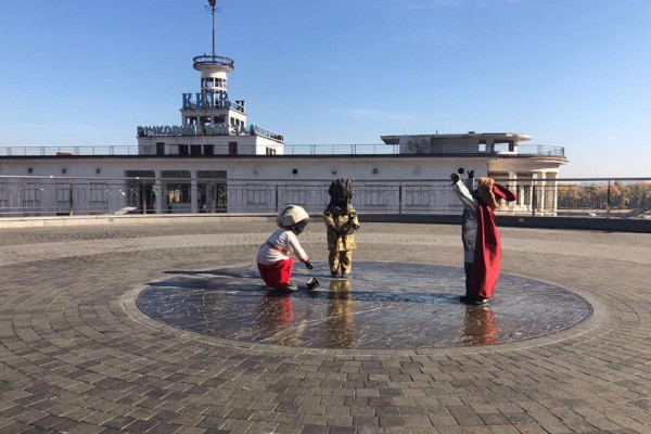 Скульптуры детей на Почтовой площади переодели в новые костюмы. Фото