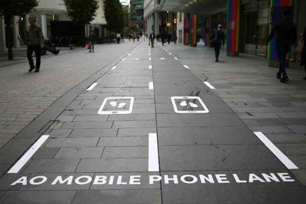 В Манчестере сделали специальную дорогу для людей со смартфонами