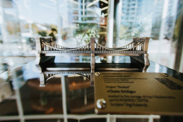 В Киеве открыли скульптуру первого цепного моста в столице