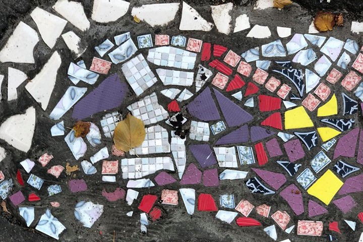 В Киеве начали чинить тротуар разноцветным кафелем. Фото