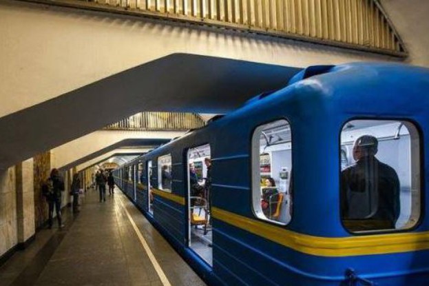 Новые правила: в столичное метро могут не впустить в грязной одежде