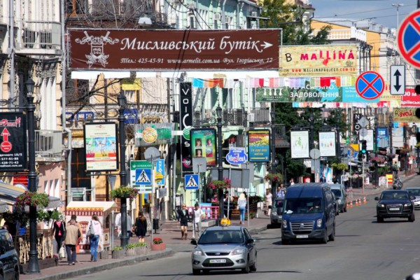 В Киеве решили упростить процедуру оформления рекламных вывесок на улицах города