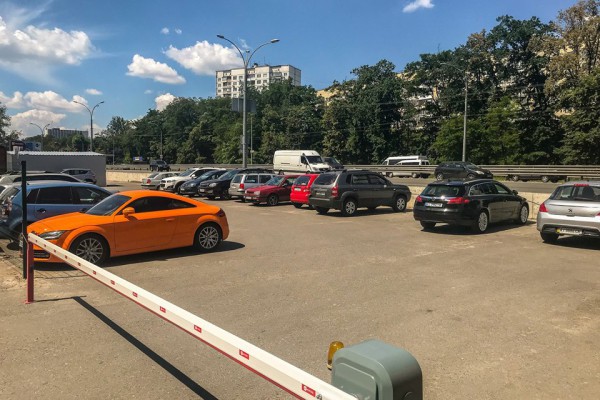 Стало известно, где в Киеве можно припарковать автомобиль в близости от метро
