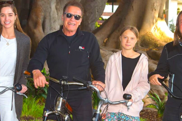 Необычный тандем: Грета Тунберг прокатилась на велосипеде с Арнольдом Шварценеггером