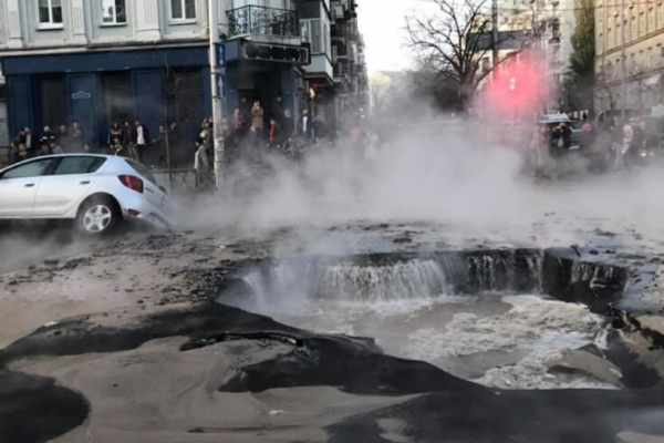 В центре Киева провалился асфальт: как теперь будет ездить транспорт