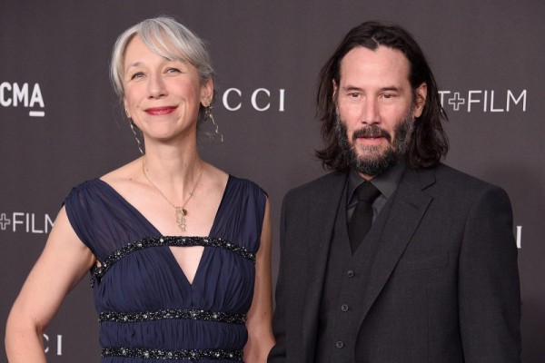 Киану Ривз вышел в свет с новой пассией и взбудоражил соцсети