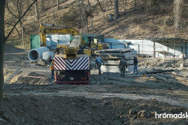 В Киеве ради строительства метро вырубили деревья в дендропарке «Сырецкий гай»