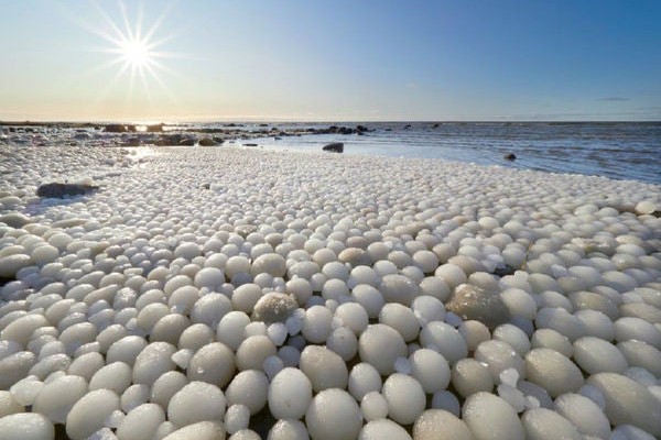 В Финляндии пляж усеяли тысячи “ледяных шаров”. Это уникальное природное явление