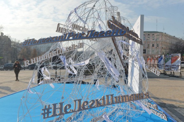 На Михайловской площади установили необычный арт-объект в виде легких