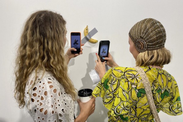 На художественной ярмарке приклеенный к стене банан продали за 120 тысяч долларов