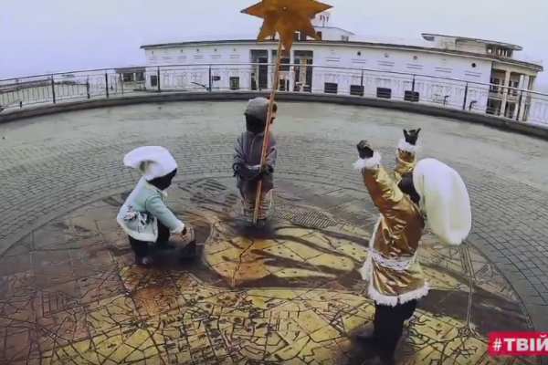 Скульптуры детей на Почтовой площади переодели в рождественские костюмы - ВИДЕО