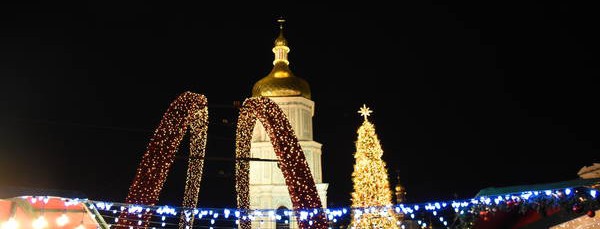 В Киеве на Софийской площади зажгли елку. Фото и видео