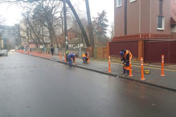 В Киеве решили дать бой стихийной парковке с помощью делиниаторов