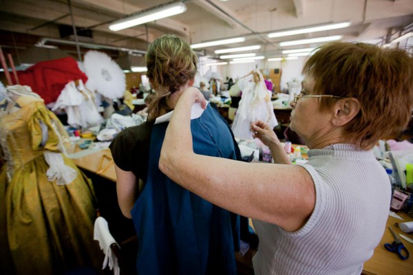 Полминуты на переодевание: чем занимается костюмер в театре