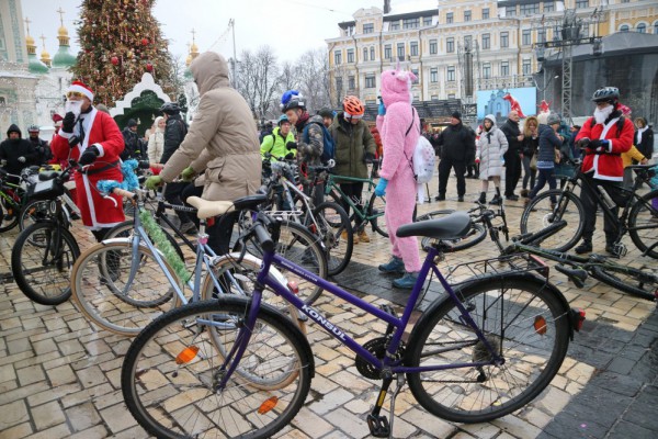 Деды Морозы, елки и олени Санты: в Киеве состоялся предновогодний велопарад в красочных костюмах - ФОТО