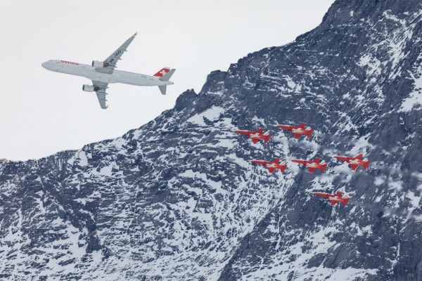 Компания Swiss устроила авиашоу в Альпах с участием пилотажной группы. ФОТО, ВИДЕО