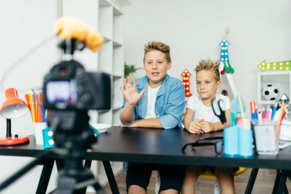 Как YouTube стал самой популярной няней в мире, и сколько зарабатывают дети-блогеры