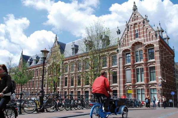 В Амстердаме придумали систему, при которой долги молодых людей погасят местные власти