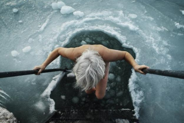 Откуда пошла традиция нырять в прорубь на Крещение и что обязательно нужно знать об этом обряде