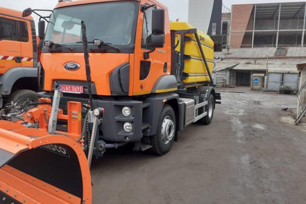 В Киеве появились новые универсальные машины для обработки дорог. Фото