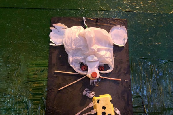 В Киеве появилась уличная выставка картин из мусора. Фото