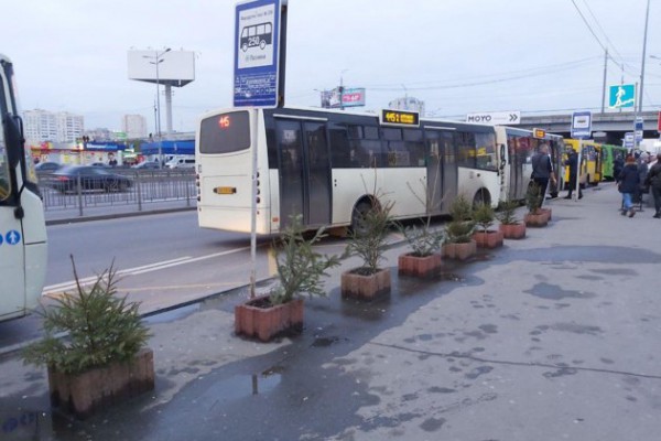 В Киеве остановку общественного транспорта украсили елками. ФОТО
