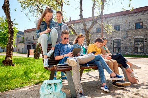 Поколение Z  & секс: ученые заметили, что зуммеры взрослеют раньше, но  с сексом не спешат