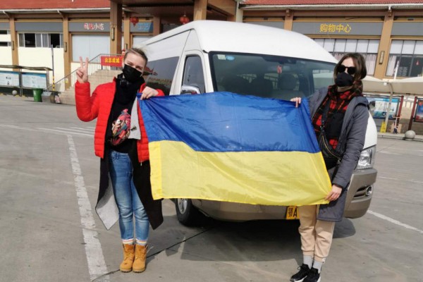 Пассажиры, которых эвакуируют из Китая, прибыли в международный аэропорт Уханя. Фото