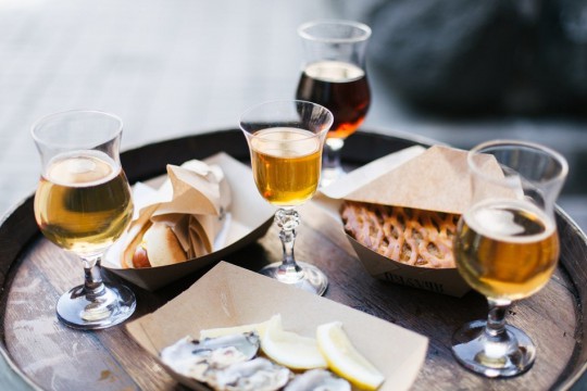 Киевлян сегодня бесплатно угощают сидром и хот-догом за пост в соцсети