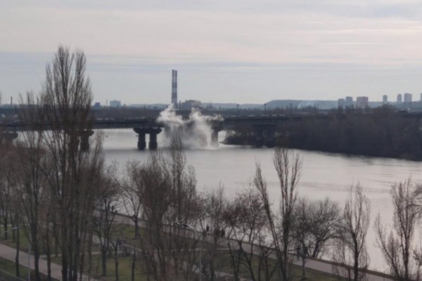 На мосту Патона в Киеве произошла чрезвычайная ситуация с утечкой горячей воды в Днепр. Видео