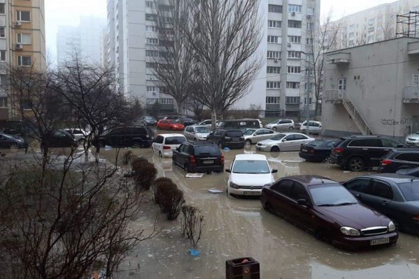 В  одном из районов Киева на парковке подтопило десятки автомобилей