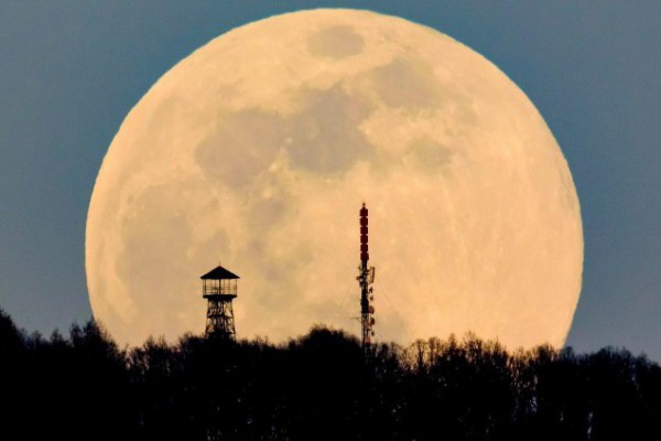 Сегодня ночью можно будет наблюдать первое суперлуние в 2020 году