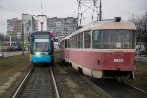 В Украине пассажиры приловчились ехать в трамвае на корточках, чтобы прятаться от полиции
