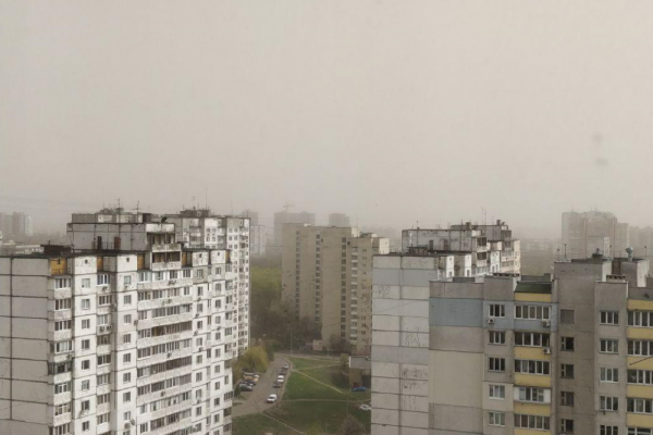 Киев в дыму и воздух с гарью: жителей просят оставаться дома