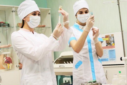 В Украине врачам, которые спасают людей от коронавируса, поднимут зарплаты на 300%