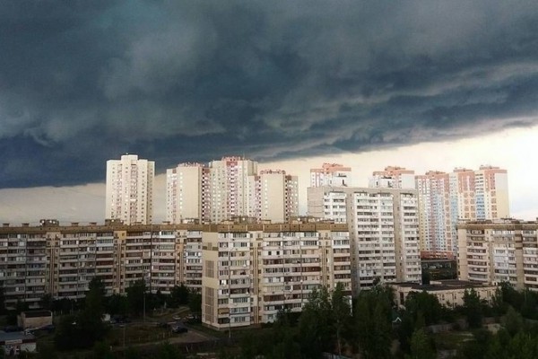 В Киеве объявлено штормовое предупреждение: надвигается гроза и сильный ветер