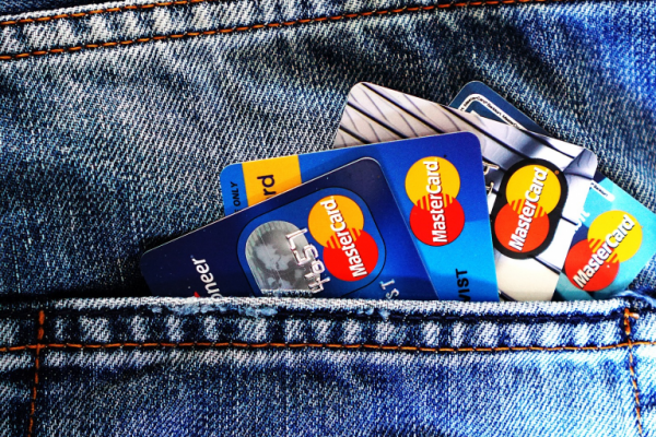 В Украине работники смогут самостоятельно выбирать банк для зарплатной карты: дата