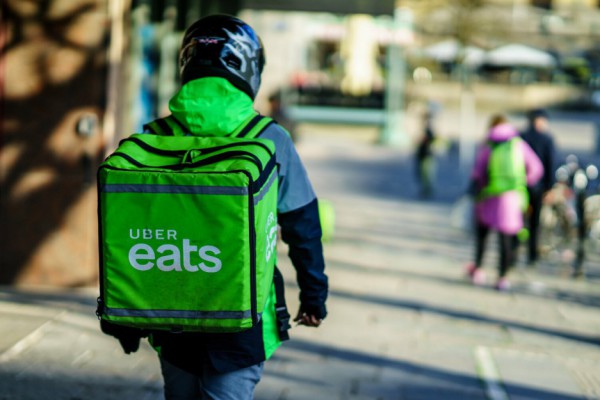 В Украине прекращает работать онлайн-платформа для заказа и доставки еды Uber Eats