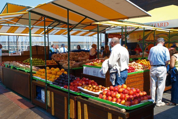 В Киеве открылись продуктовые рынки: список