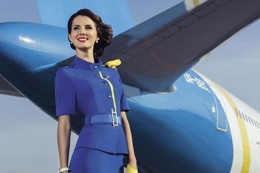 Украинские бортпроводники приняли участие в популярном челлендже с перевоплощением