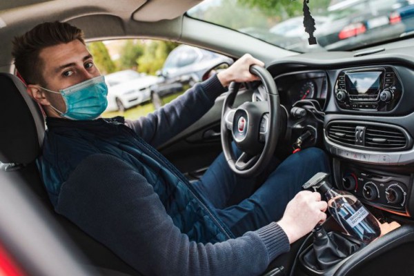 Uber обязывает не только водителей, но и пассажиров совершать поездки в масках