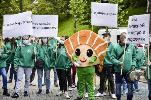 Под Кабмином проходит митинг: рестораторы требуют открыть заведения